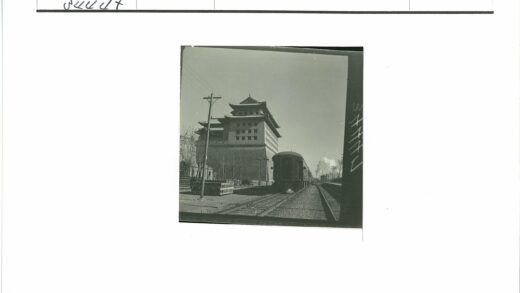 铁轨旁的传统建筑与火车.jpg