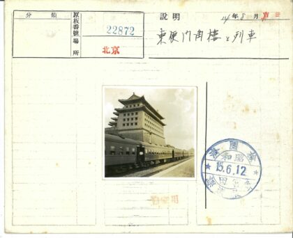 铁轨旁的传统建筑与火车.jpg