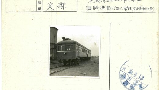 铁轨旁的老式火车与木屋.jpg