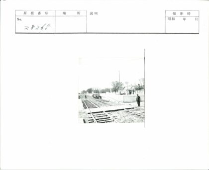 铁轨旁的行人与栅栏风景.jpg