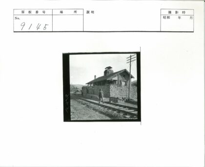 铁轨旁石屋丘陵风景.jpg