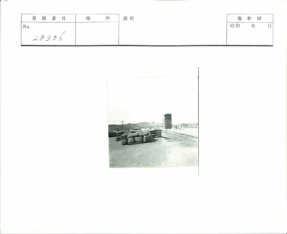铁轨旁麻袋堆与远山建筑.jpg