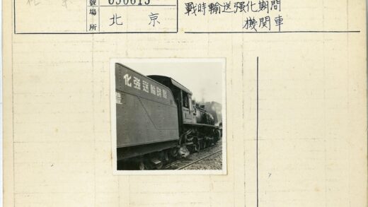 铁轨蒸汽机车静止喷蒸汽.jpg