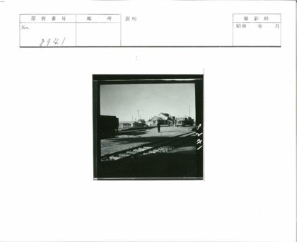 铁轨行人旧卡车建筑晴空.jpg