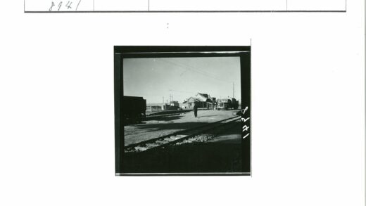 铁轨行人旧卡车建筑晴空.jpg