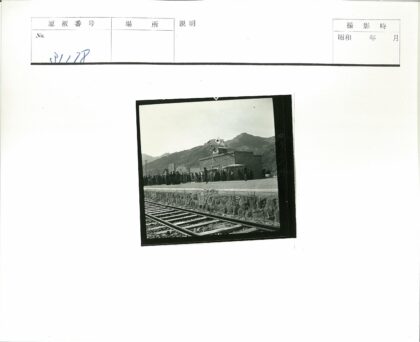 铁道旁石砌建筑与国旗山脉背景.jpg
