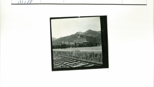 铁道旁石砌建筑与国旗山脉背景.jpg