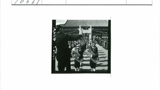 铜管乐队传统建筑前行进.jpg