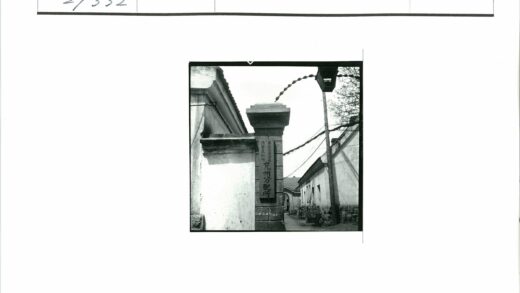 铭文柱与瓦顶建筑街景.jpg