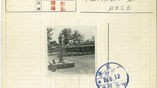 铭文石柱与花园景观.jpg