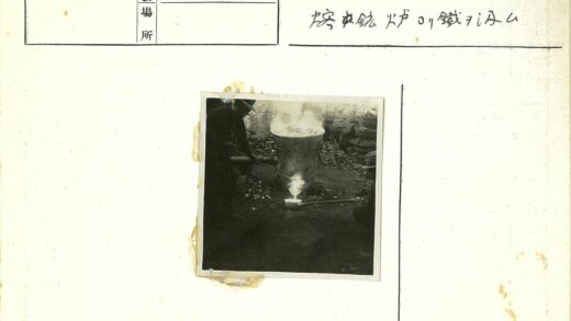 铸造工人操作熔炉处理金属.jpg