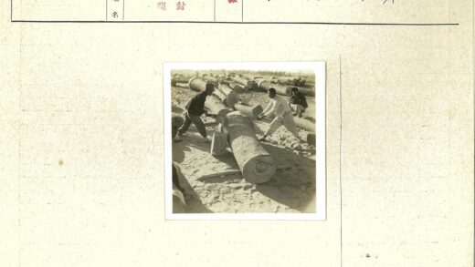 锯木工人在沙地作业.jpg