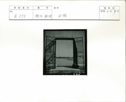 锻铁大门外宁静河景.jpg