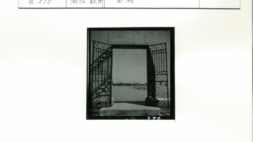 锻铁大门外宁静河景.jpg