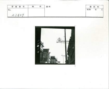 锻铁灯杆与蓝天街景.jpg