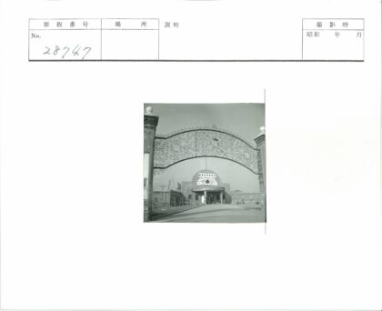 锻铁门与贫瘠建筑景观.jpg
