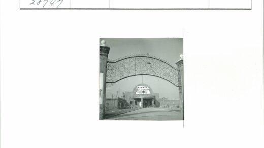 锻铁门与贫瘠建筑景观.jpg