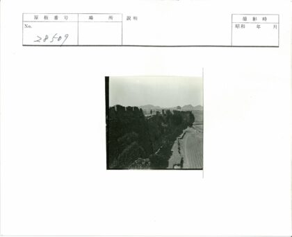 长城瞭望塔与群山远景.jpg