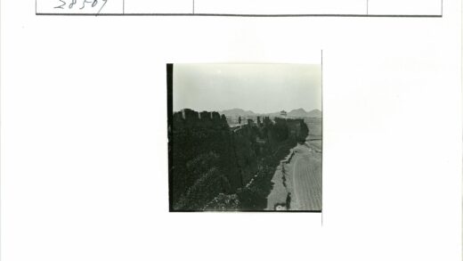 长城瞭望塔与群山远景.jpg