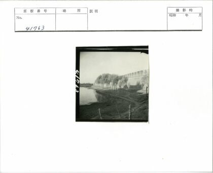 长墙小路树影湖光.jpg