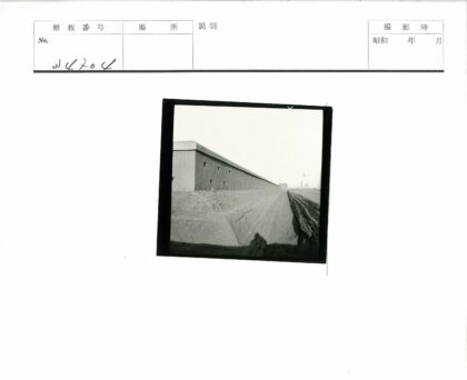 长墙沟渠与远方树木.jpg