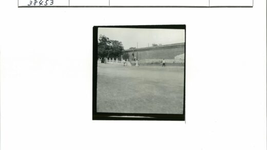长墙边行人沙地树影.jpg