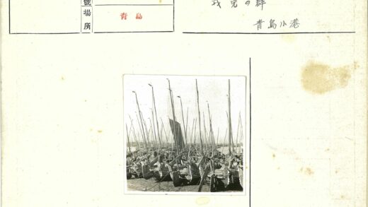 长桅木帆船海岸停泊.jpg