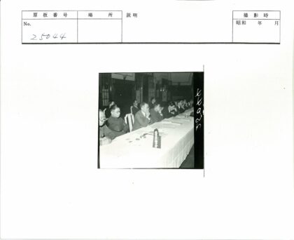 长桌会议现场讨论.jpg