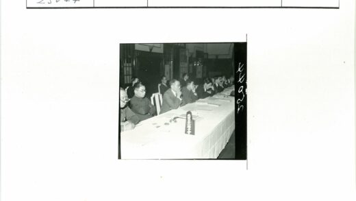 长桌会议现场讨论.jpg