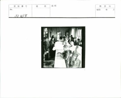 长桌会议讨论白色物品.jpg