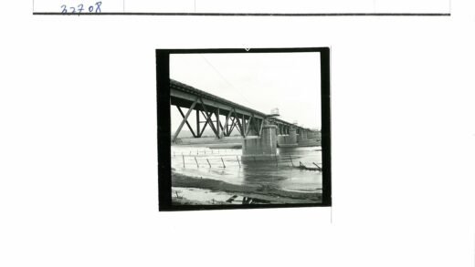 长桥横跨水域远山田野.jpg