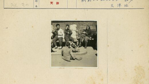 长椅人群与砖墙背景.jpg