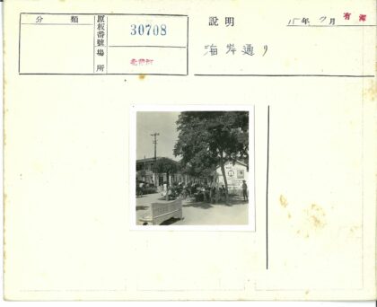 长椅旁熙攘人群与马车街景.jpg