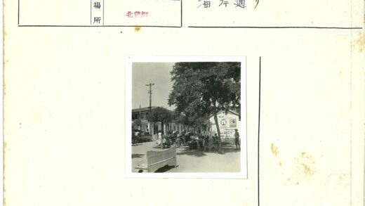 长椅旁熙攘人群与马车街景.jpg