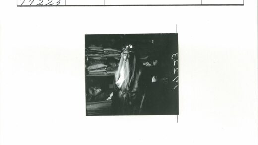 长胡子男子与室内架子.jpg