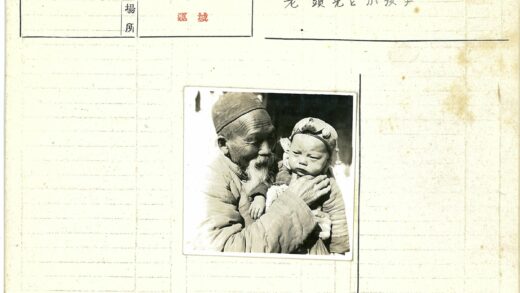 长胡子老人抱戴帽小孩.jpg