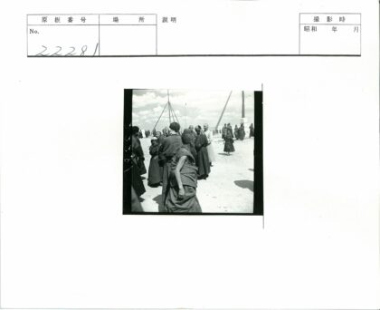 长袍人群晴空交谈.jpg