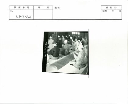 长袍信徒室内祈祷场景.jpg