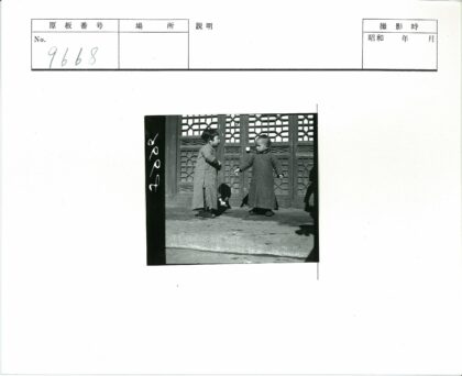 长袍孩童与木格门光影.jpg