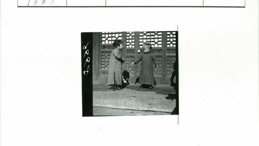 长袍孩童与木格门光影.jpg
