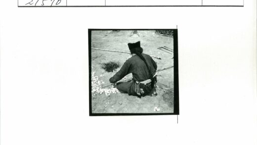 长辫男子坐地杂物散落.jpg
