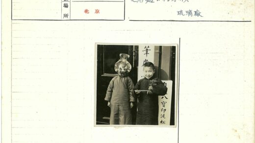 门前戴面具举牌的孩子.jpg