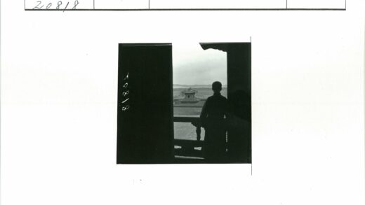 门口剪影俯瞰传统建筑与山脉.jpg