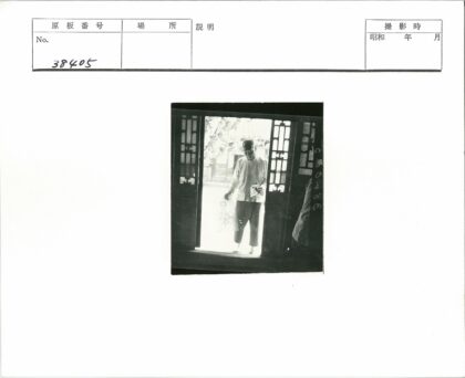 门口持文件人物户外景.jpg
