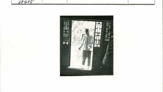 门口持文件人物户外景.jpg