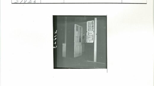 门口站立者与神秘文字门牌.jpg