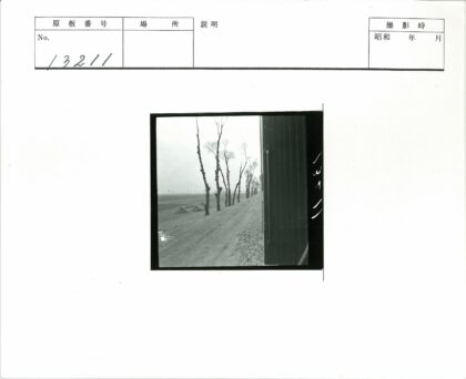 门边缘与手写文字旧照.jpg