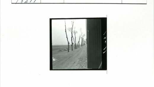 门边缘与手写文字旧照.jpg
