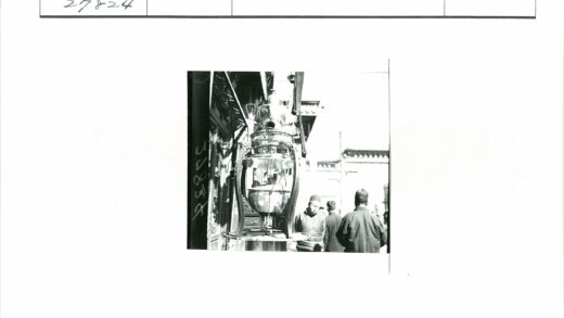 闪亮金属建筑立面与行人.jpg