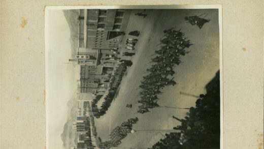 阅兵队伍街道行进山脉背景.jpg